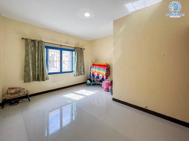 *****ทาวน์เฮ้าส์มือสองย่านนนทบุรี ม.เหนือฟ้าโฟร์ บ้านกล้วย-ไทรน้อย เนื้อที่ 17 ตร.ว. ฟังก์ชัน 2 ห้องนอน 2 ห้องน้ำ 1 ที่จอดรถ แถมฟรี! 1 เครื่องปรับอากาศ 1 เครื่องดูดควัน ทำเลดี เพียง 10 นาทีถึงถ.กาญจนาภิเษก ใกล้เซ็นทรัลเวสท์เกต และรถไฟฟ้าสายสีม่วง "สถานีคลองบางไผ่" ราคาไม่แพง!